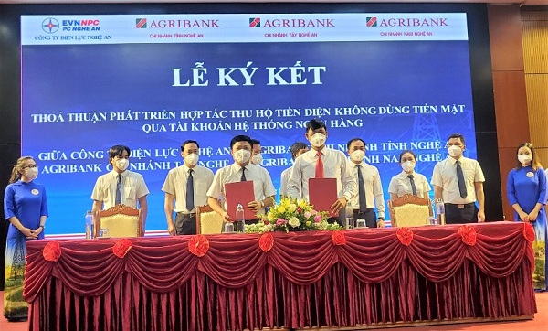 Lễ ký thoả thuận hợp tác giữa Công ty Điện lực Nghệ An và các chi nhánh Agribank trên địa bàn tỉnh Nghệ An về triển khai sản phẩm thu tiền điện qua tài khoản thanh toán phát hành thẻ có thấu chi của Agribank