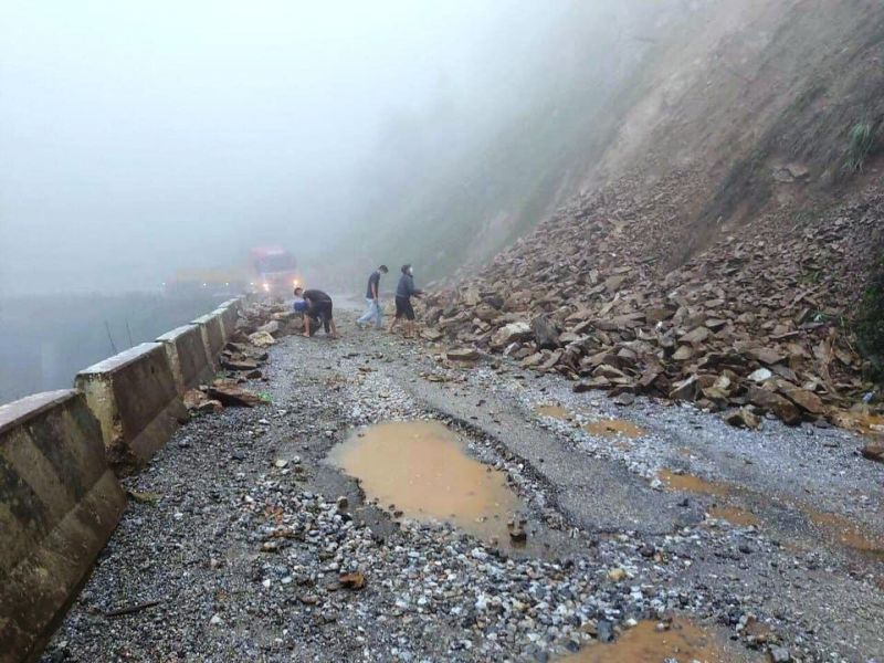 Hà Tĩnh: Sạt lở nghiêm trọng trên Quốc lộ 8A gây tắc nghẽn giao thông