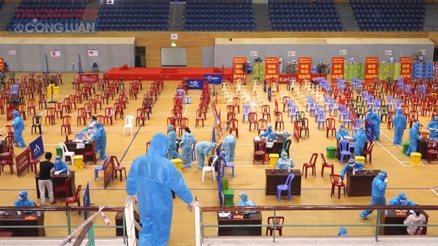 Thành phố Đà Nẵng triển khai chích ngừa vắc- xin tại Cung thể thao Tiên Sơn