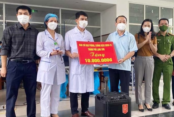 Lãnh đạo thành phố Lạng Sơn: Thăm và tặng quà 11 điểm tiêm vắc xin trên địa bàn