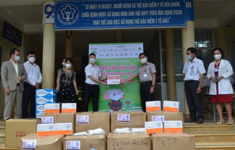 Agribank tỉnh Đắk Lắk trao tặng vật tư y tế cho Trung tâm Y tế huyện Ea Kar. Ảnh: KT