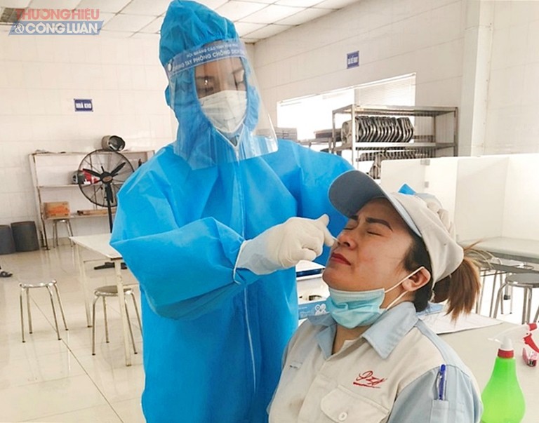 Lấy mẫu xét nghiệm sàng lọc Covid-19 cho công nhân Công ty TNHH Toàn Hưng, Khu công nghiệp Khai Quang, thành phố Vĩnh Yên.