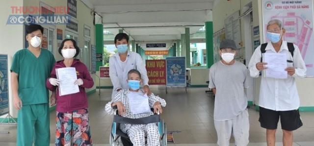 Đại diện Bệnh viện Phổi Đà Nẵng (bên trái) trao giấy xuất viện cho các bệnh nhân khỏi bệnh ngày 26/9.