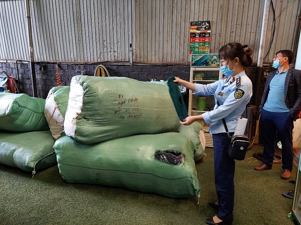 Gia Lai: Phát hiện xe “luồng xanh” vận chuyển 2.000 đôi găng tay không hóa đơn chứng từ