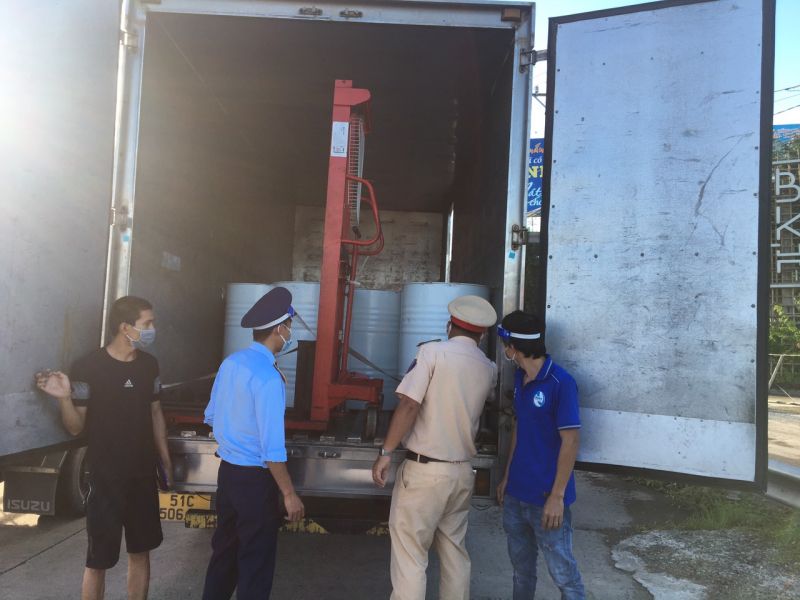 Tiền Giang: Phát hiện xe tải “luồng xanh” vận chuyển 4,3 tấn nguyên liệu thuốc thú y không có nhãn phụ