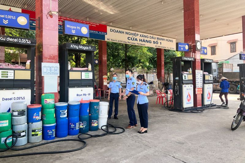 Cục QLTT Thái Nguyên đã tổ chức kiểm tra cửa hàng cung cấp xăng dầu trên địa bàn
