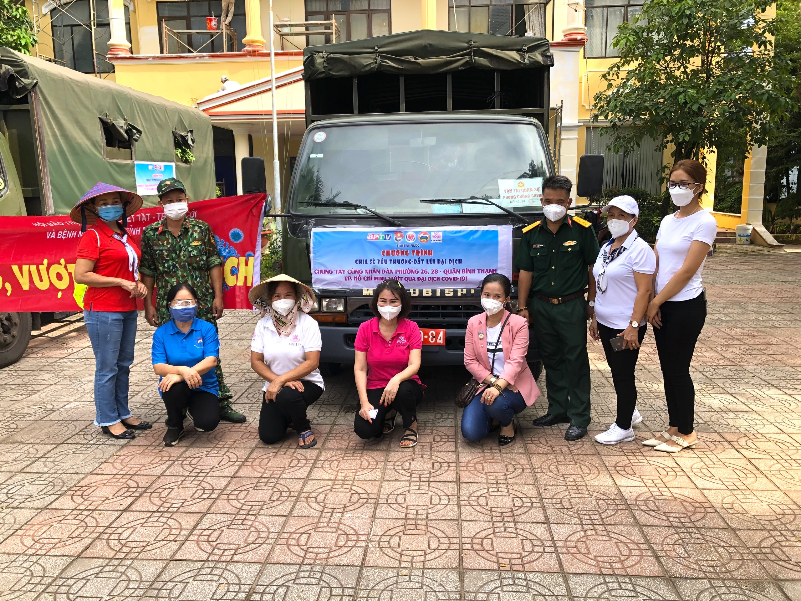 . Nữ doanh nhân Nguyễn Thị Bông - Chủ nhiệm CLB Sen Hồng tỉnh Bình Phước (chính giữa) cùng các thành viên trong CLB và đại diện Bộ CHQS tỉnh đồng hành với chuyến xe