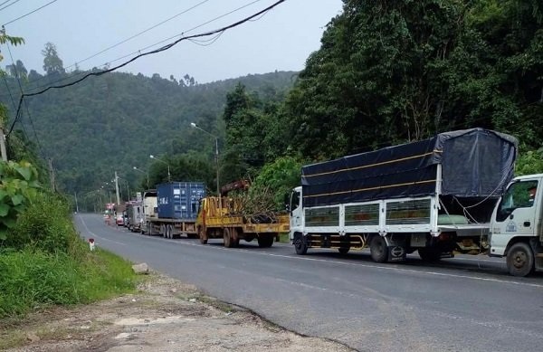 : Xe tải chở hàng hóa ách tắc kèo dài trước chốt kiểm soát dịch bệnh khi lưu thông qua địa bàn tỉnh Lâm Đồng