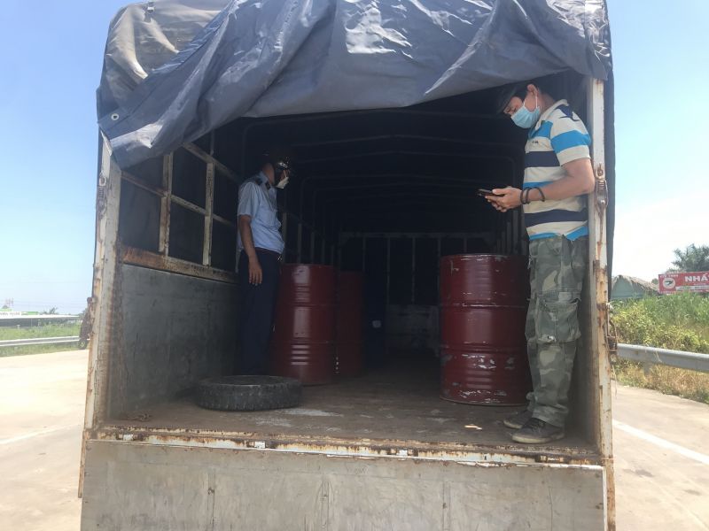 Tiền Giang: Phát hiện hơn 3.000 lít hóa chất công nghiệp vi phạm vận chuyển qua luồng xanh