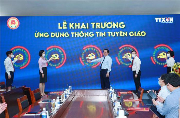 Đồng chí Nguyễn Trọng Nghĩa, Bí thư Trung ương Đảng, Trưởng Ban Tuyên giáo Trung ương và các đại biểu tại lễ khai trương ứng dụng thông tin Tuyên giáo. Ảnh: Phương Hoa/TTXVN