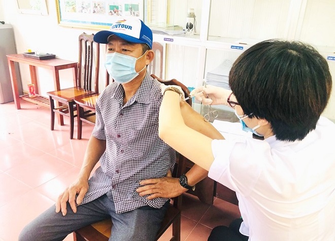 Lực lượng Y tế huyện Giao Thủy (Nam Định) tăng cường tiêm vắc xin phòng chống dịch COVID-19 cho người dân