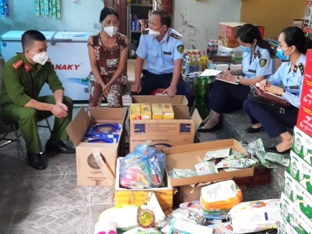 Nghệ An: Một cơ sở kinh doanh bị phạt 4 triệu đồng vì bánh quy quá hạn sử dụng