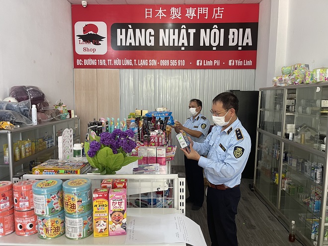 Đội QLTT số 4 (Cục QLTT tỉnh Lạng Sơn) tiến hành kiểm tra cửa hàng