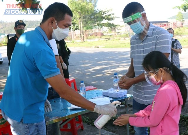 Phụ huynh và học sinh khử khuẩn tại chốt C1 đường Tạ Quang Bửu, quận Liên Chiểu
