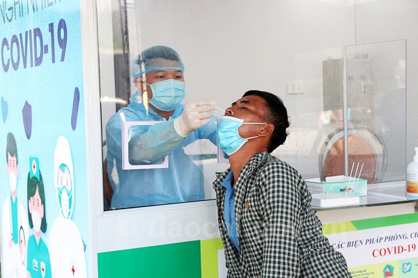 Thực hiện test nhanh kháng nguyên SARS-CoV-2 cho lái xe tại Chốt kiểm dịch Km 237 Cao tốc Nội Bài - Lào Cai