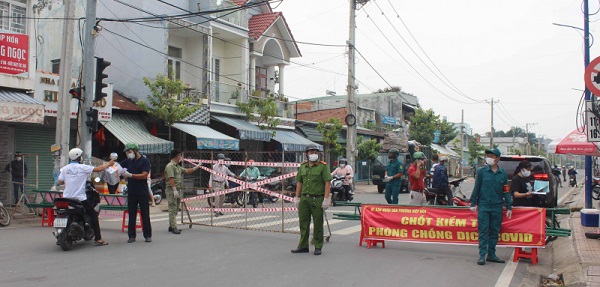 Một chốt kiểm soát người ra vào khu dân cư tại Đồng Nai