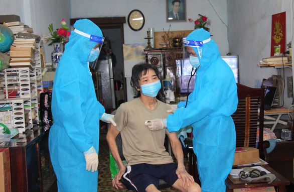 Khám sàng lọc, tiêm vắc xin Covid-19 cho người dân quận Tân Bình