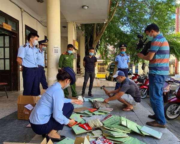 To&agrave;n bộ h&agrave;ng h&oacute;a giả mạo nh&atilde;n hiệu đ&atilde; được gi&aacute;m s&aacute;t ti&ecirc;u hủy