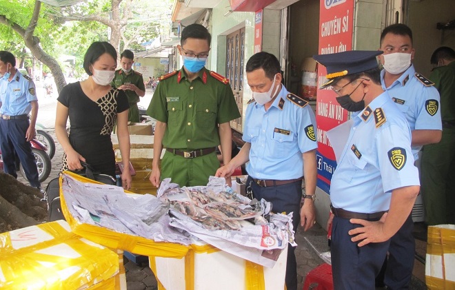 Lực lượng quản lý thị trường Nam Định phối hợp kiểm tra hàng hóa vi phạm