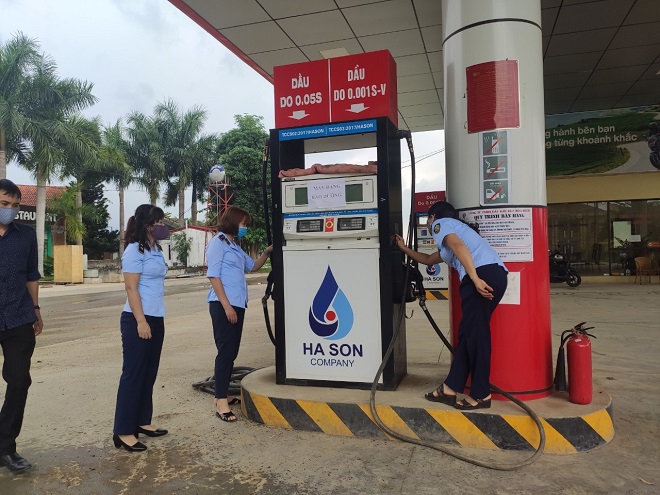 Hòa Bình: Một cửa hàng kinh doanh xăng dầu bị xử phạt hành chính