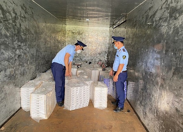 Long An: Phát hiện xe ô tô tải vận chuyển gần 16.000 bao thuốc lá nhập lậu