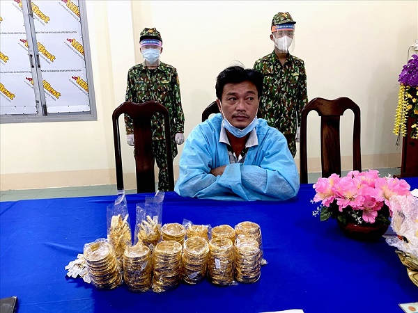 An Giang: Bắt đối tượng vận chuyển 2,2 kg kim loại nghi vàng