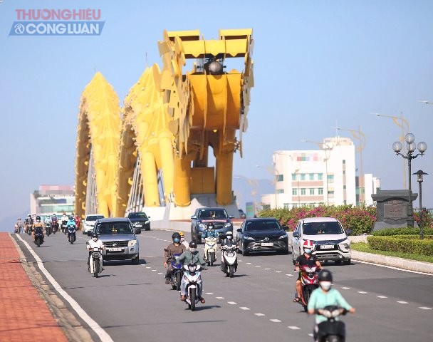 Sau 2 tháng thực hiện lệnh giới nghiêm “Ai ở đâu thì ở đó”, thành phố biển Đà Nẵng đã nhộn nhịp trở lại