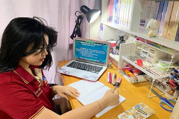 Học sinh trường THCS - THPT Đào Duy Anh, quận Tân Phú trong 1 giờ học trực tuyến