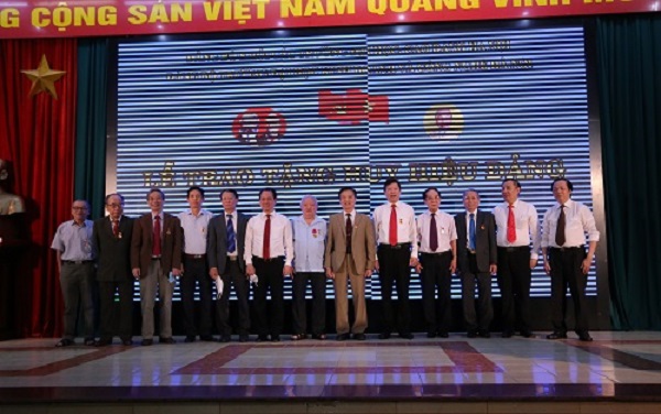 Ông Nguyễn Thanh Sơn – Thành ủy viên, Bí thư Đảng ủy Khối các trường đại học, cao đẳng Hà Nội cùng các Ủy viên Ban chấp hành Đảng ủy nhà trường chụp ảnh lưu niệm với 9 Đảng viên được trao tặng Huy hiệu Đảng.