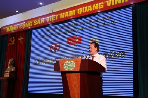 Ông Nguyễn Thanh Sơn – Thành ủy viên, Bí thư Đảng ủy Khối các trường đại học, cao đẳng Hà Nội phát biểu tại buổi lễ.