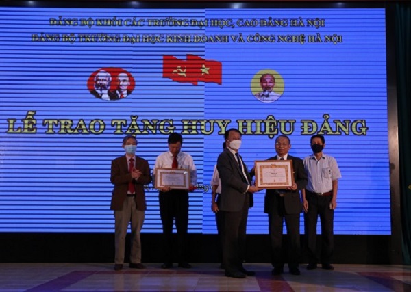 Ông Nguyễn Công Nghiệp – Bí thư Đảng ủy nhà trường trao tặng Huy hiệu Đảng cho các đảng viên có 40 năm và 30 năm tuổi Đảng