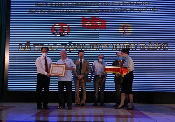 Ông Nguyễn Thanh Sơn - Bí thư Đảng ủy Khối trao tặng huy hiệu cho các đảng viên có 60 năm, 55 năm và 50 năm tuổi Đảng