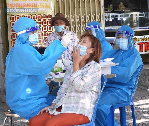 Ngành Y tế quận Liên Chiểu, lấy mẫu xét nghiệm tại phường Hòa Khánh Bắc ngày 1/10