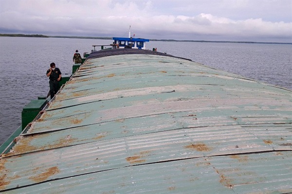 TP. HCM: Tạm giữ sà lan vận chuyển 150 tấn phân bón không rõ nguồn gốc