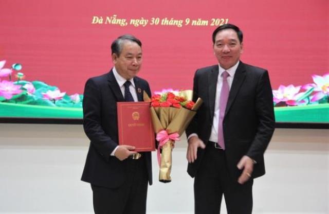 Ông Trần Anh Tuấn, Vụ trưởng Vụ Tổ chức- Cán bộ TANDTC trao Quyết định bổ nhiệm Chánh án TANDCC tại thành phố Đà Nẵng cho ông Nguyễn Văn Bường