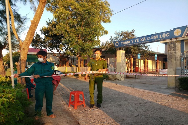 Lực lượng chức năng tiến hành lập 4 chốt, 6 rào chắn tại thôn Minh Lộc, xã Cẩm Lộc