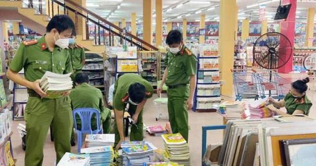 Cảnh sát kinh tế Công an tỉnh kiểm tra sách trong siêu thị Quảng Ngãi.