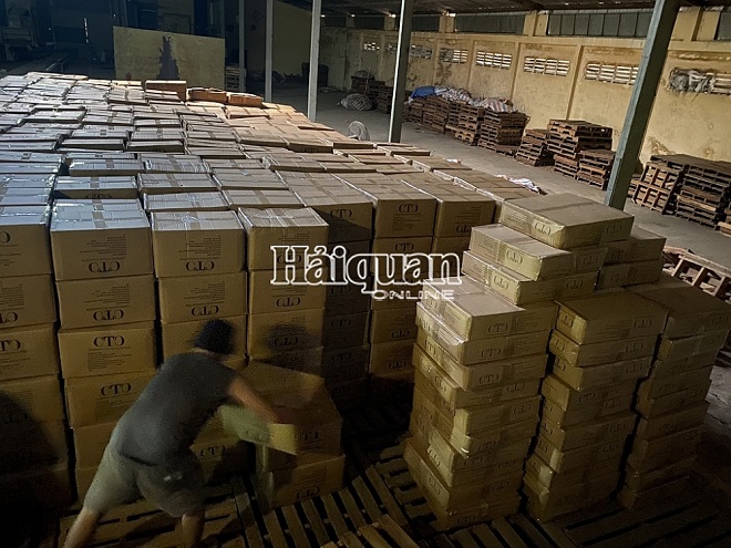 Gần 200.000 túi xách có dấu hiệu giả mạo xuất xứ Việt Nam vừa bị lực lượng Hải Quan phát hiện thông qua quá trình kiểm tra bằng máy soi và kiểm tra thực tế. Ảnh: Hải quan