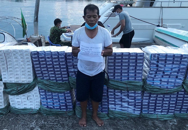 Kiên Giang: Bắt giữ đối tượng vận chuyển trái phép 7.000 bao thuốc lá lậu