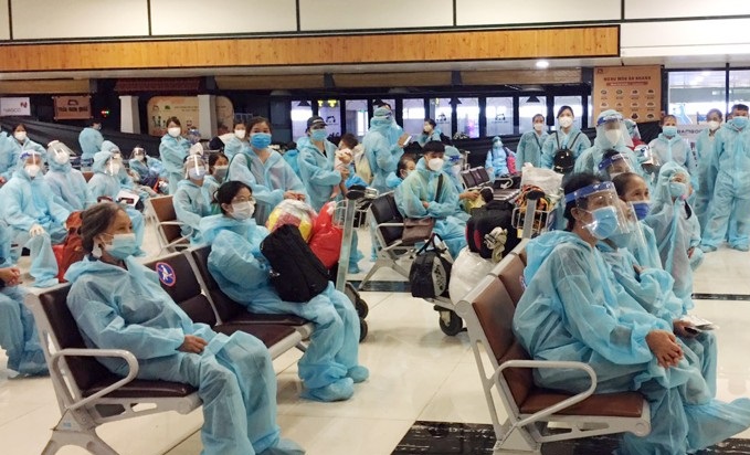 Công dân chờ thực hiện thủ tục tại sân bay Nội Bài (Ảnh: bacninh.gov.vn)