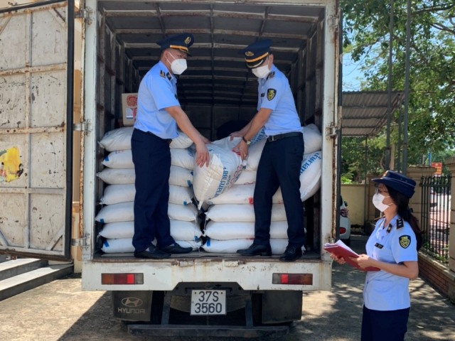 Nghệ An: Phát hiện xe tải vận chuyển 1.500 kg đường trắng không rõ nguồn gốc xuất xứ