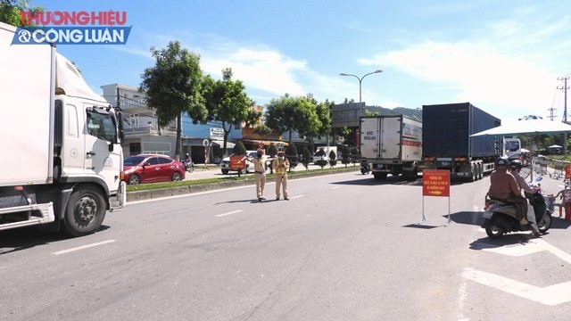 Lực lượng chức năng tại chốt C5 (Quốc lộ 1A, xã Hòa Phước, huyện Hòa Vang)