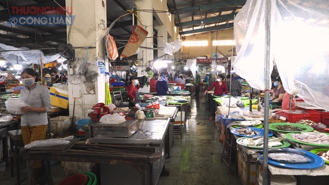 Chỉ người bán, rất ít người mua tại chợ Hòa Khánh