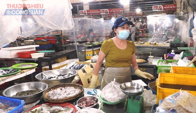 Tiểu thương chợ Hòa Khánh cho biết, sức mua rất yếu ,vì vắng khách