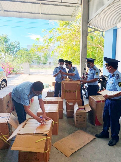 Thừa Thiên Huế: Phát hiện lô hàng giả nhãn mác, nhập lậu trị giá hơn 400 triệu đồng