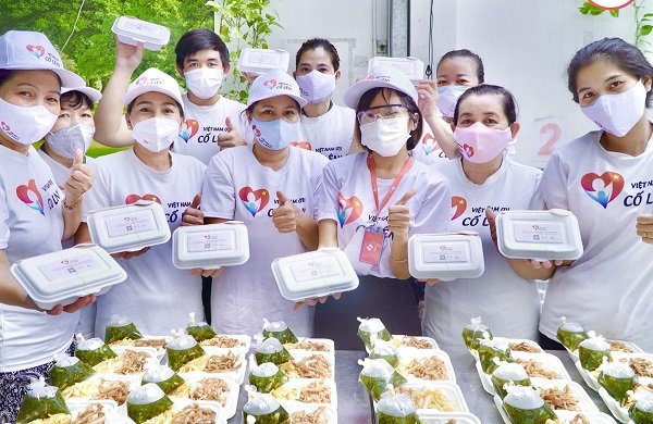 3. Tình nguyện viên bếp Bình Tân của dự án “Việt Nam ơi, cố lên!”