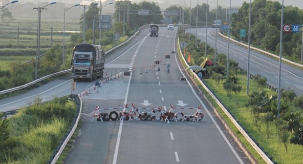 Cao tốc Nội Bài-Lào Cai đoạn qua Bình Xuyên (Vĩnh Phúc) bị chặn, buộc xe phải thay đổi hướng đi để nộp phí (Ảnh Tiền Phong)