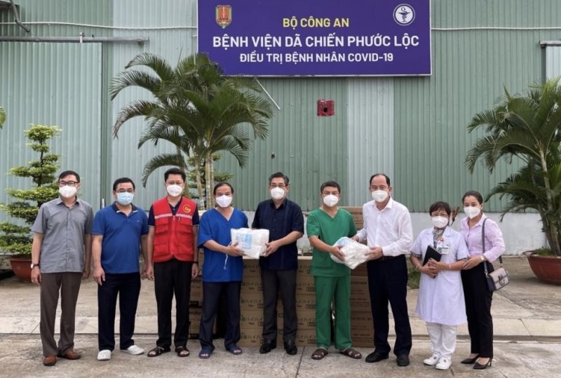 Lãnh đạo Ban Dân vận Trung ương và lãnh đạo Sở Y tế thăm hỏi, làm việc với Bệnh viện dã chiến Phước Lộc về kế hoạch hỗ trợ nâng cao năng lực chuyên môn cho Bệnh viện huyện Nhà Bè. Ảnh: Sở Y tế TP. Hồ Chí Minh