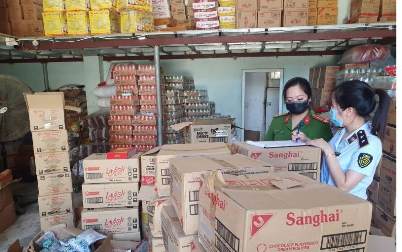 Thanh Hóa: Bắt giữ 2,5 tấn bánh kẹo, thực phẩm quá hạn sử dụng