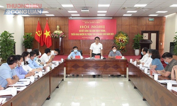 Đồng chí Lê Trí Vũ, Trưởng Ban Dân vận Thành ủy phát biểu kết luận Hội nghị